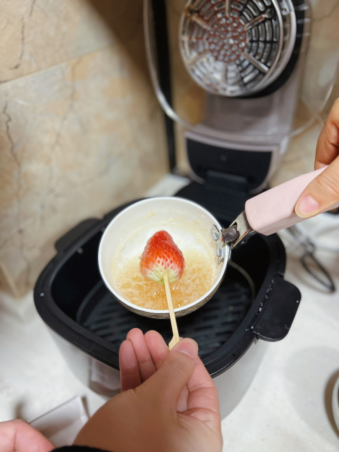 空气炸锅糖葫芦，一次就成功✌️
操作起来很简单，
1️⃣把准备好的水果清洗干净，