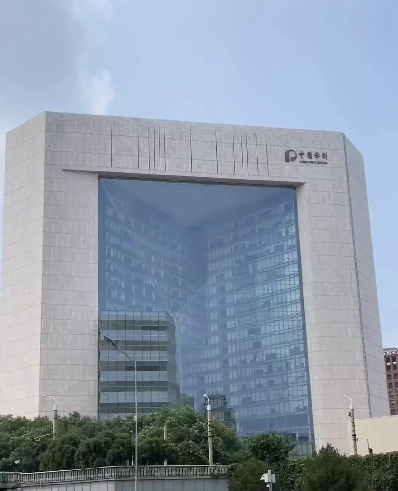 据说，光是这块玻璃的价格就相当于一栋普通公司的办公楼那么贵。