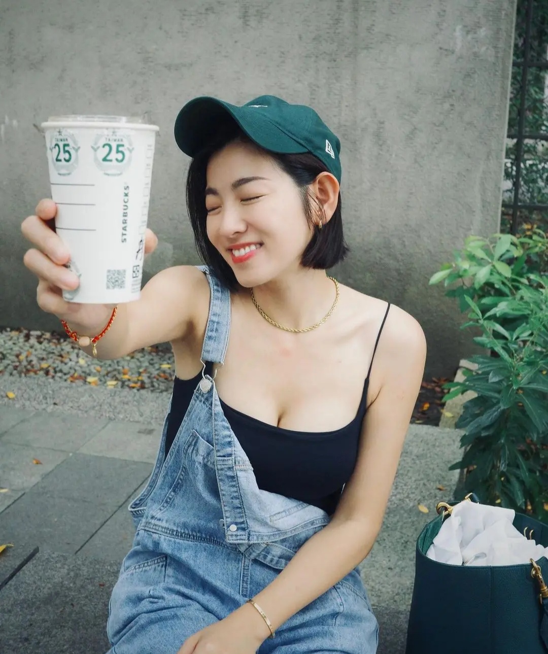 女人的快乐如此简单，一杯奶茶就哄的她很开心！
