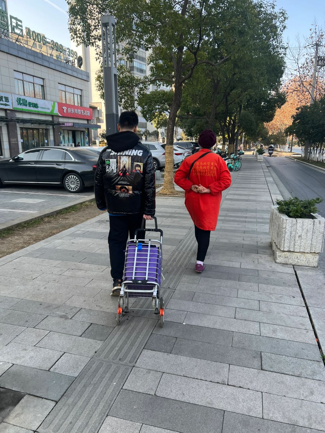 第一批回家的大学生都在干嘛呢
马路上
老奶奶带着她的孙子去买菜
奶奶背着手走在前