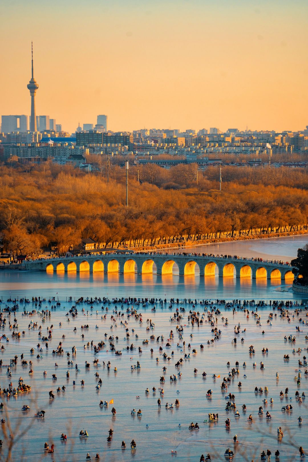 颐和园日落 | 十七孔桥金光穿洞
1月6日下午四点多登上万寿山，远眺十七孔桥，夕