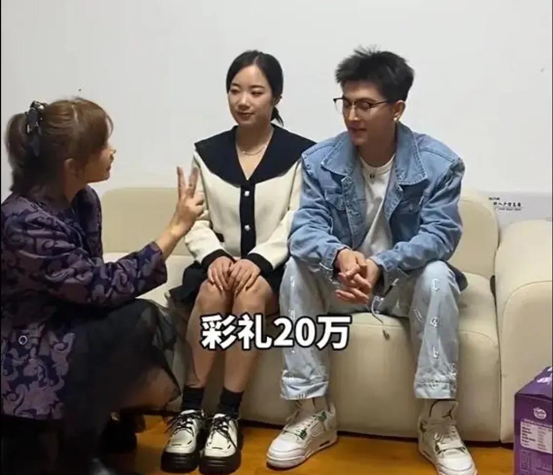 近日 湖南一男子去女友家被索要20万彩礼，吓得转身就走：我娶不起
湖南一男子去相