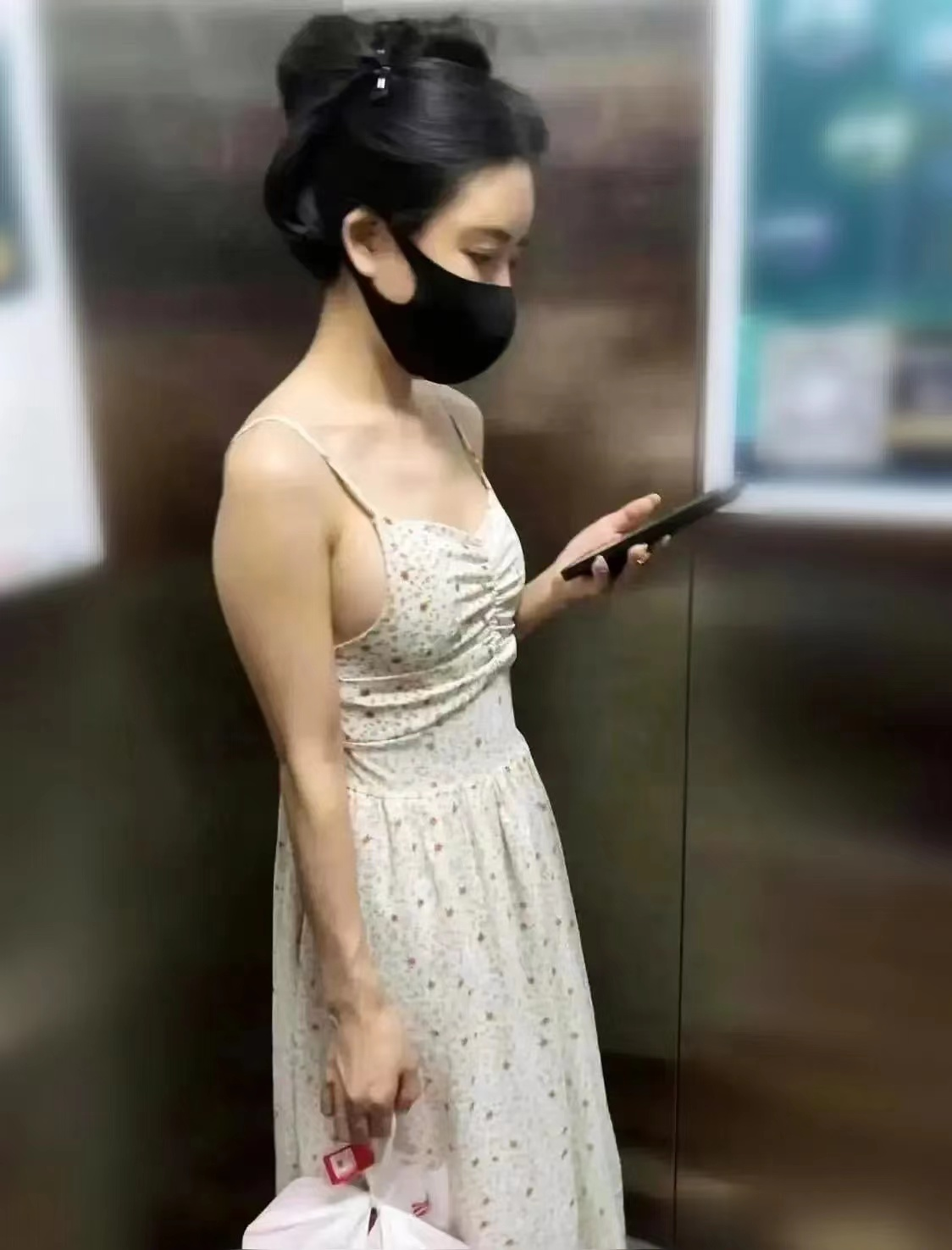 女邻居天天这样穿怎么办？
