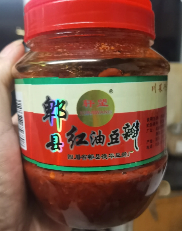 难道实体店不应该被电商干翻吗？今天去家乐福买了一瓶豆瓣酱。价格是7块钱一瓶。而某