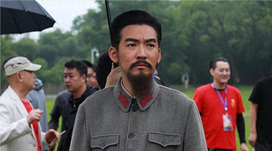 醒醒吧!没巨人气质就别硬演周总理了，你是当观众瞎吗