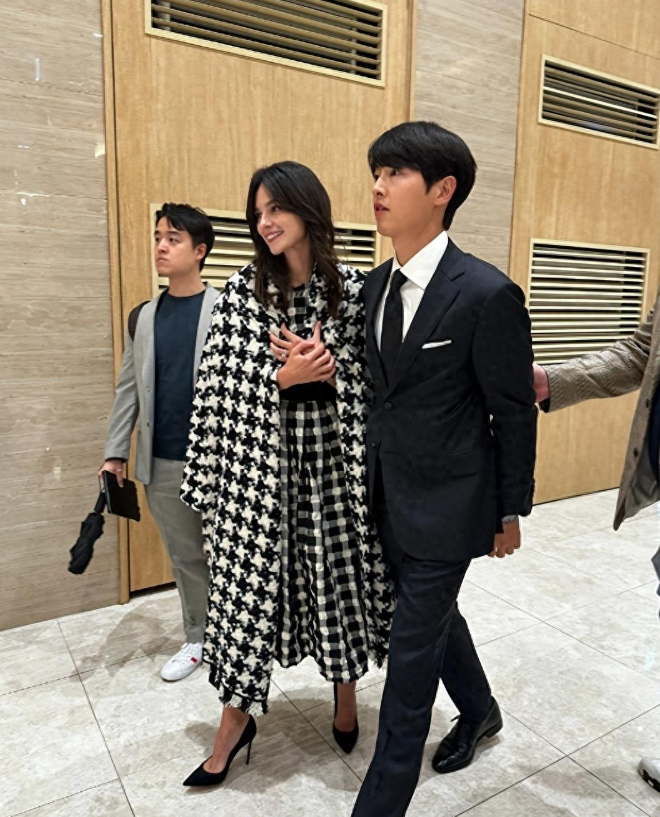 宋仲基二婚妻子突然上热搜，不是因为她的事业，也不是和明星老公秀恩爱，而是她出席小