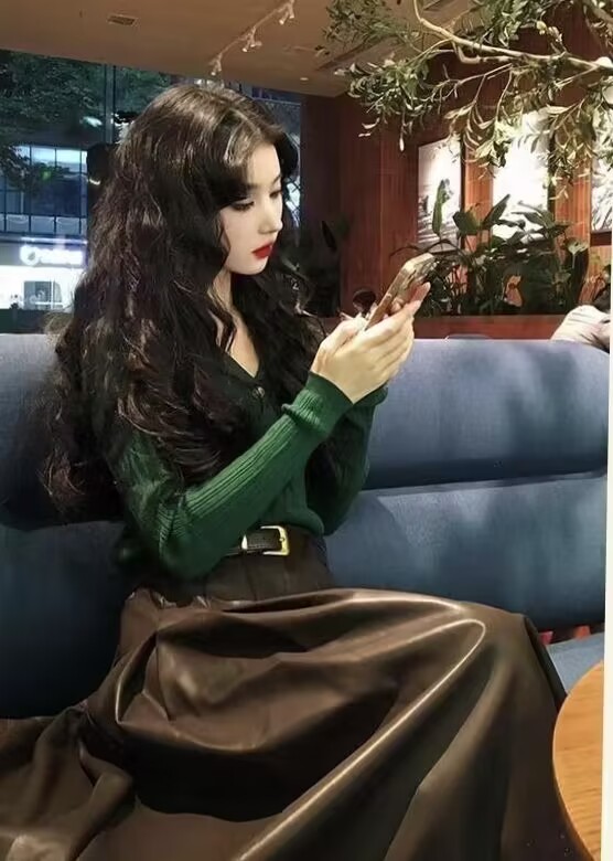 在香港出差，看见一女同事，美的要命啊，啊，一眼便美到心坎里，拍个照给大家瞧瞧~
