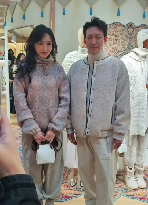 唐嫣王阳一起现身活动，两人都年过四十了，但本人都特别年轻，状态超好。
40岁的唐