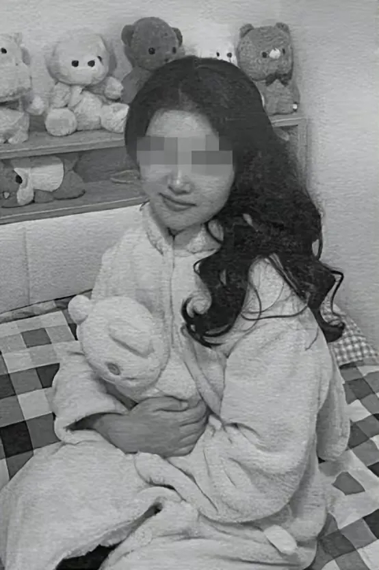 重庆24岁女生被25岁男邻居抢劫杀害，嫌疑人已被刑拘。

据警方通报，这名女生是