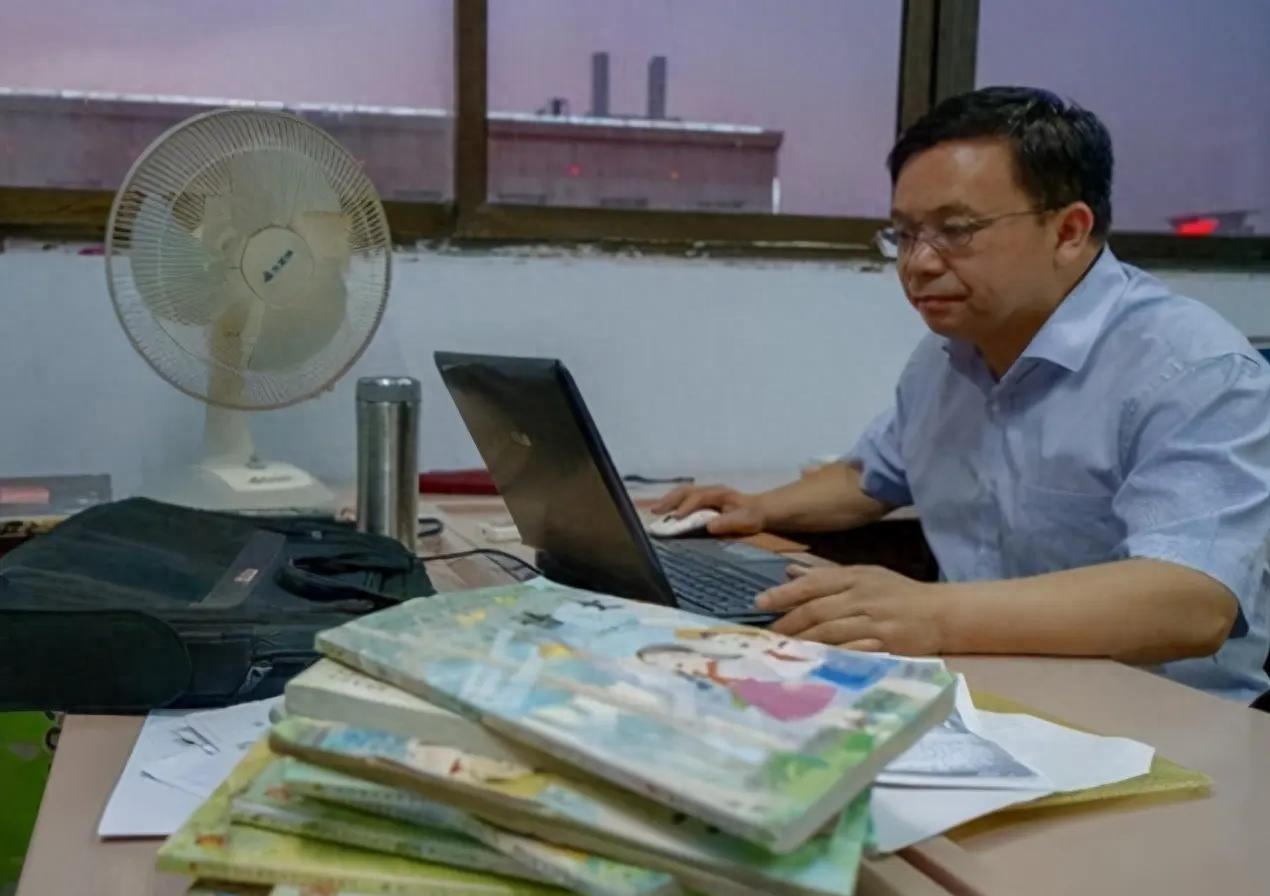 他叫彭帮怀，毒教材吹哨的第一人，在教材纠错苦缠14年，22场官司，一次都没有赢过