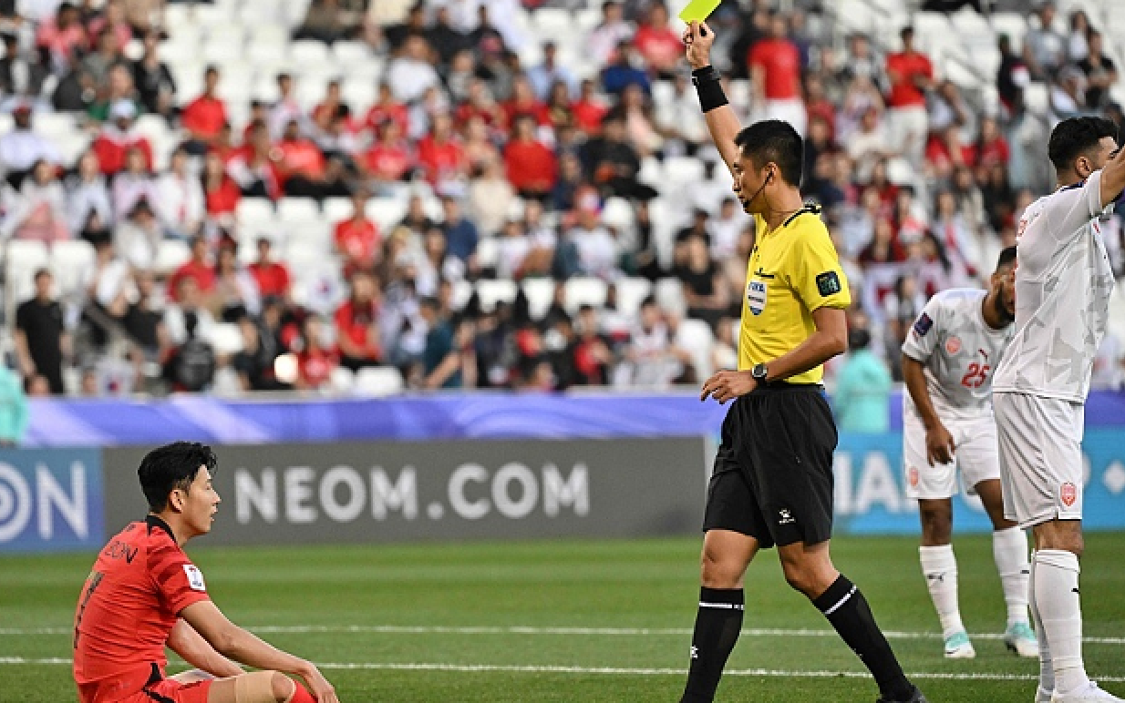 铁面无私！孙兴慜假摔，马宁果断掏黄牌，半场主动聊天也没用，伤停补时假摔，吃到黄牌