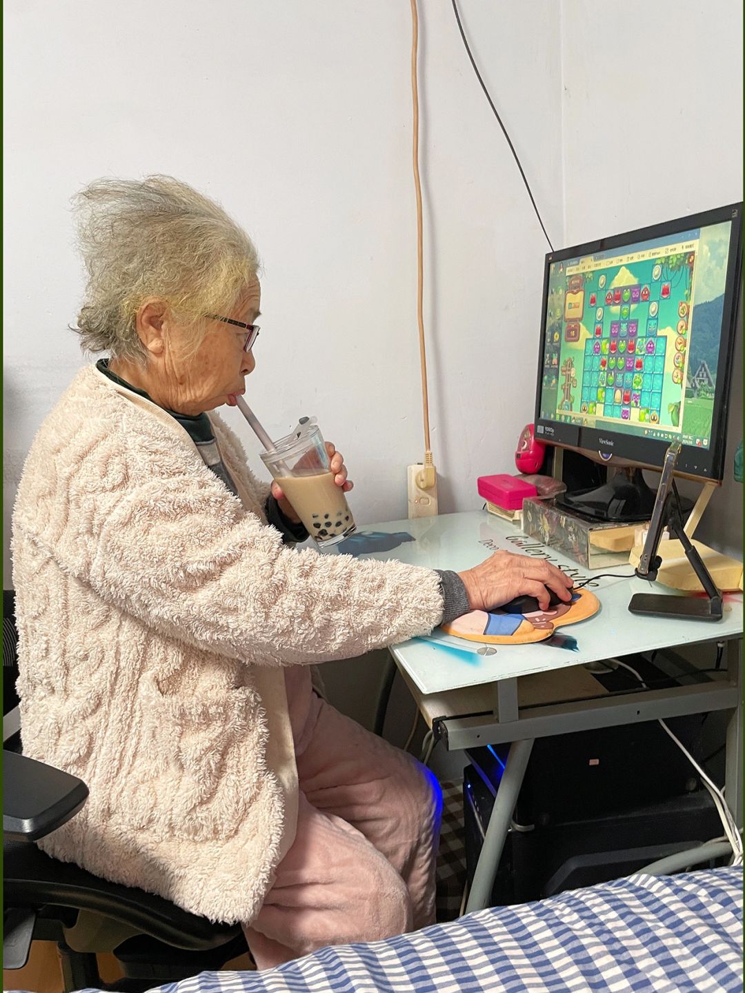 喝着奶茶玩游戏，奶奶的生活多惬意…
奶奶曾经也是小女生，怎么能抗拒奶茶的诱惑？
