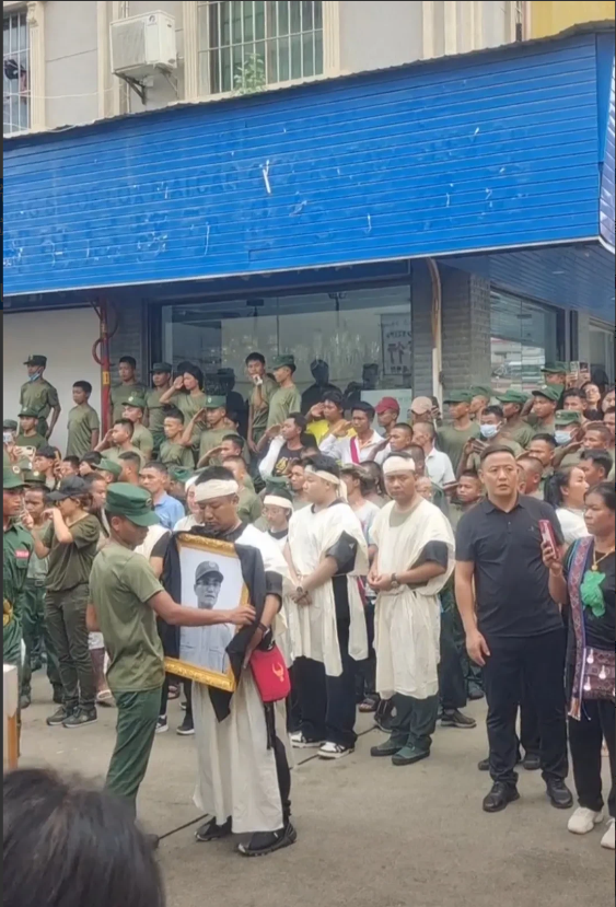 佤邦肖明亮出殡，跟中国传统一模一样！儿子手捧遗照，孙子披麻戴孝，遗体装在金色棺木