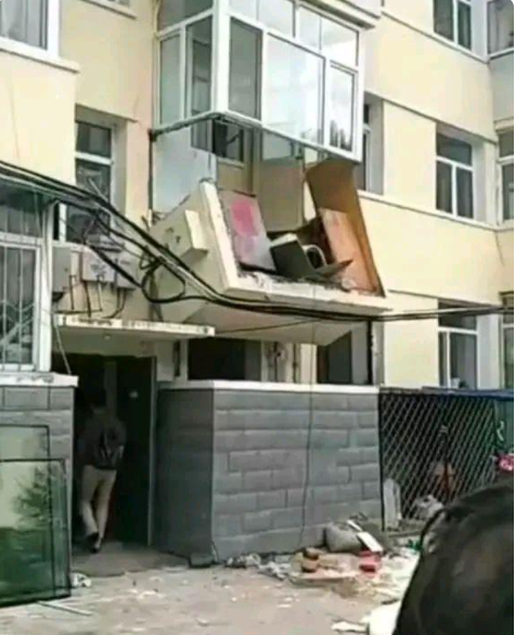 这阳台也不知道是几楼掉下来的！

不过，真的是走了大运了！一个是掉下来的时候，阳