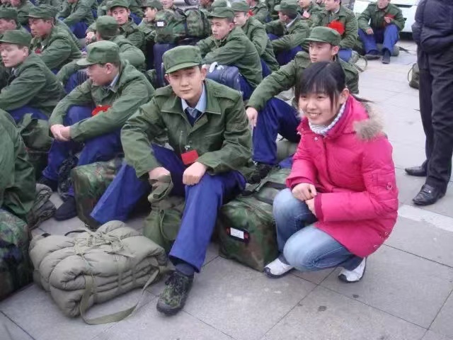 16年前临沂火车站姐姐送我，
16年后费县高铁站姐姐接我。