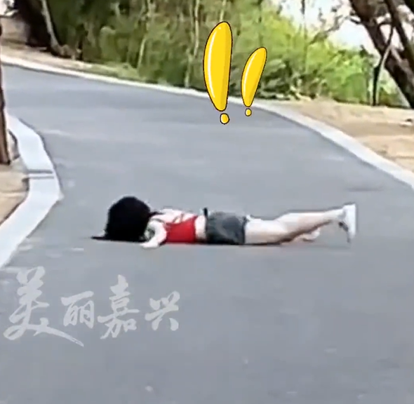 看到女孩子玩滑板，一定要看到最后。

广东一女子玩滑板，她坐在滑板上，从坡上滑下
