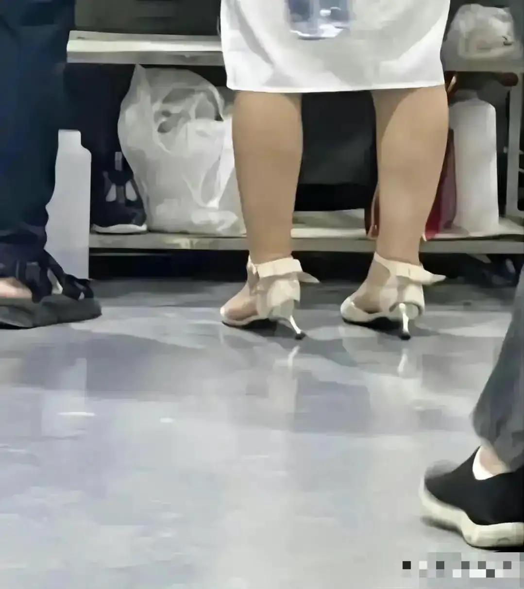 鞋子这个社会压力真的大，死扛也要扛，我不倒主人才不会倒！