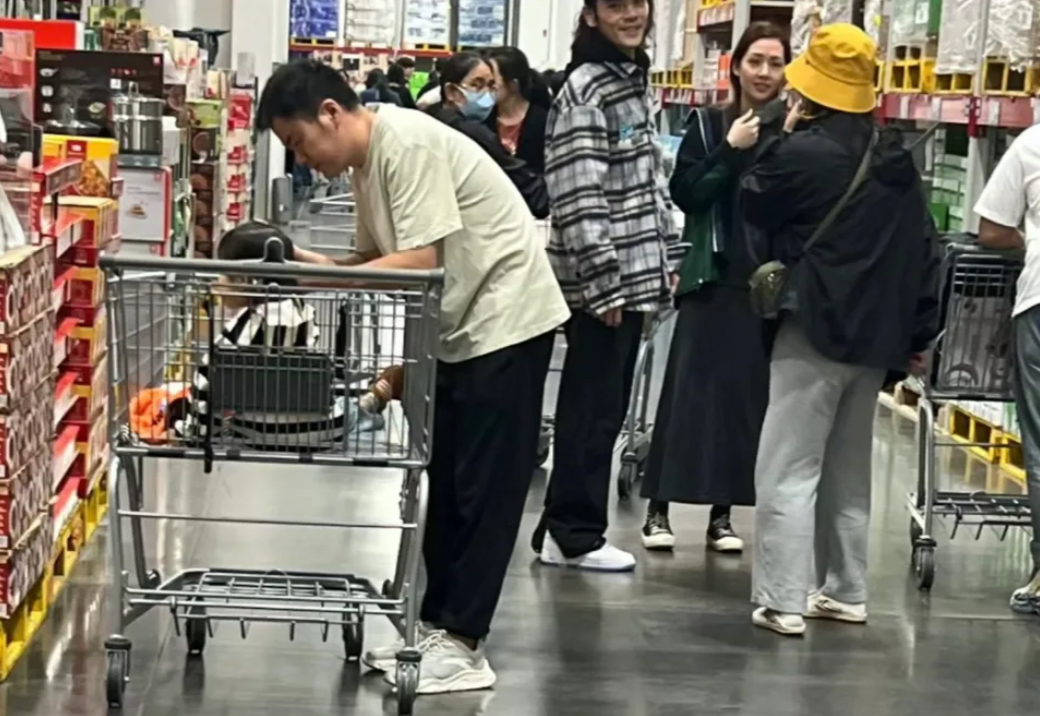 杭州山姆超市偶遇郭碧婷、向佐！
郭碧婷本人并没有网上说的那么胖，正常身材个子很高