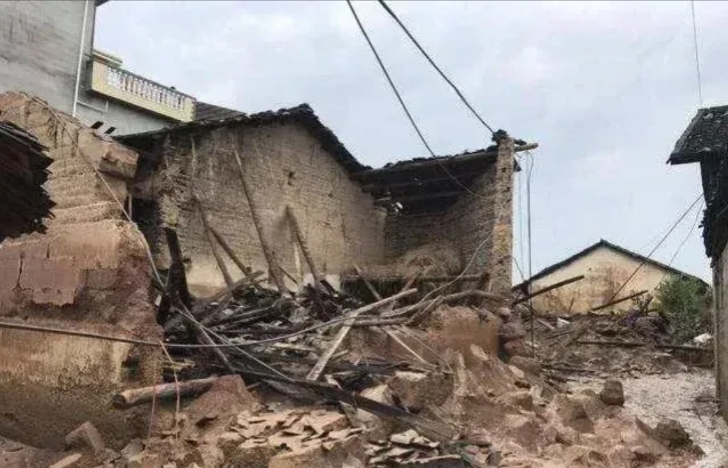 黑龙江鸡西，一年过七旬的大爷深夜偷摸进入邻居废弃房屋中，不料房屋墙体坍塌，老大爷
