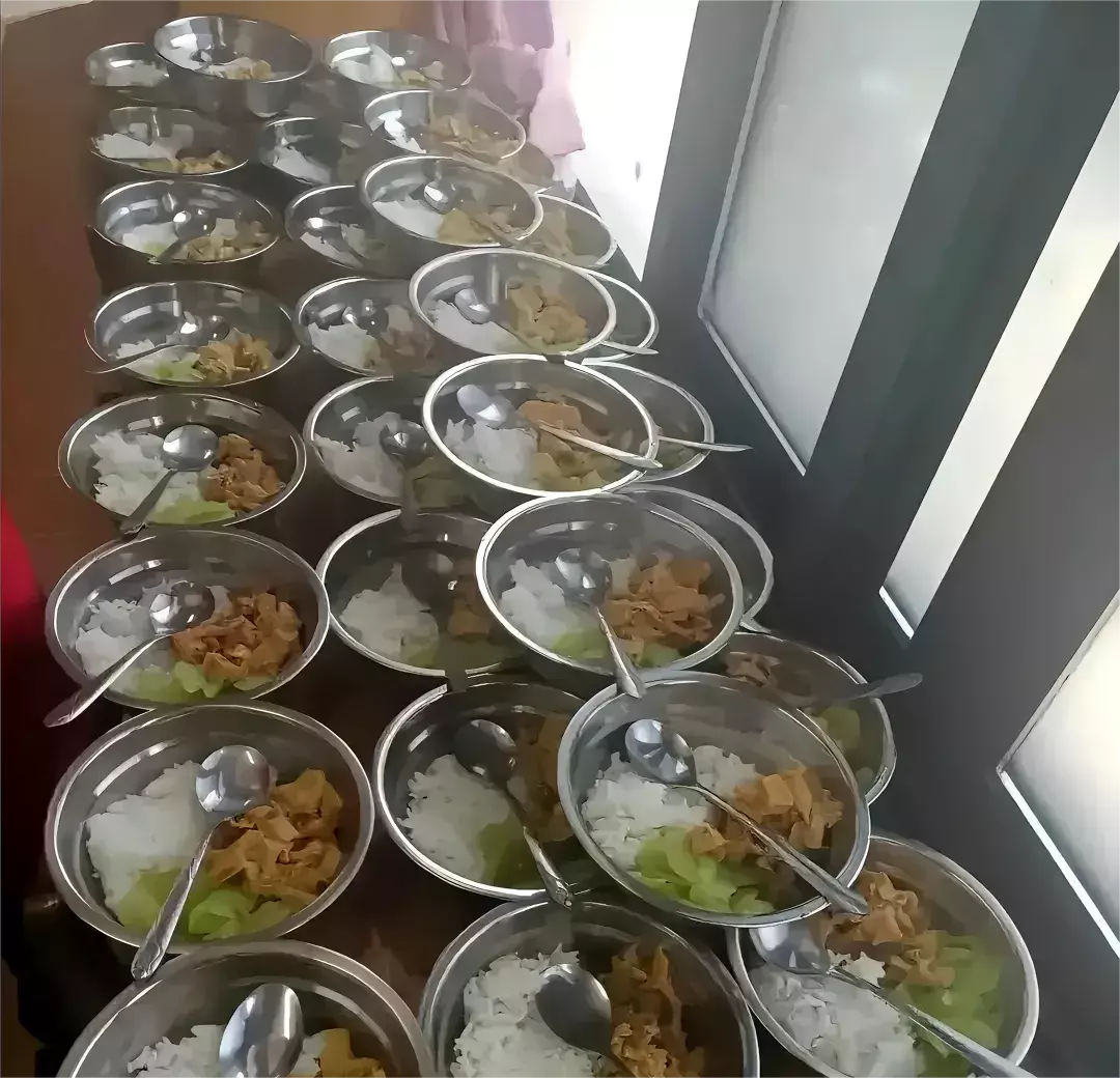 据说这是幼儿园的午餐。 你怎么认为？