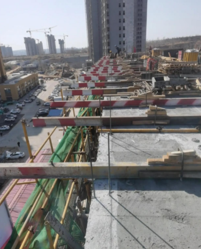 买房的同志们，这就是传说中的槽钢层！

槽钢层是在高层建筑施工过程中，以悬挑式的
