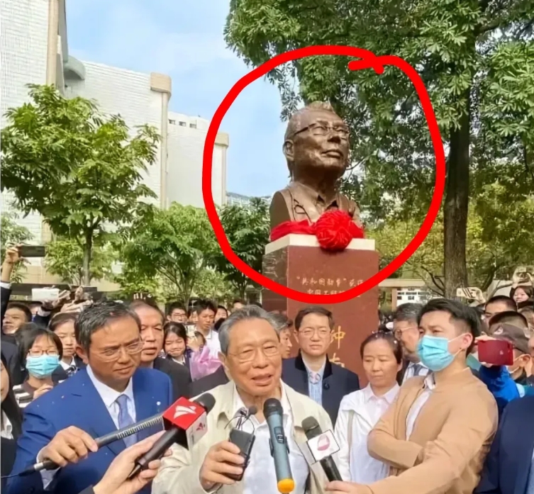 大家有没有发现，老钟身后的这个塑像很像一个人，很眼熟，就是想不起来是谁，有知道的