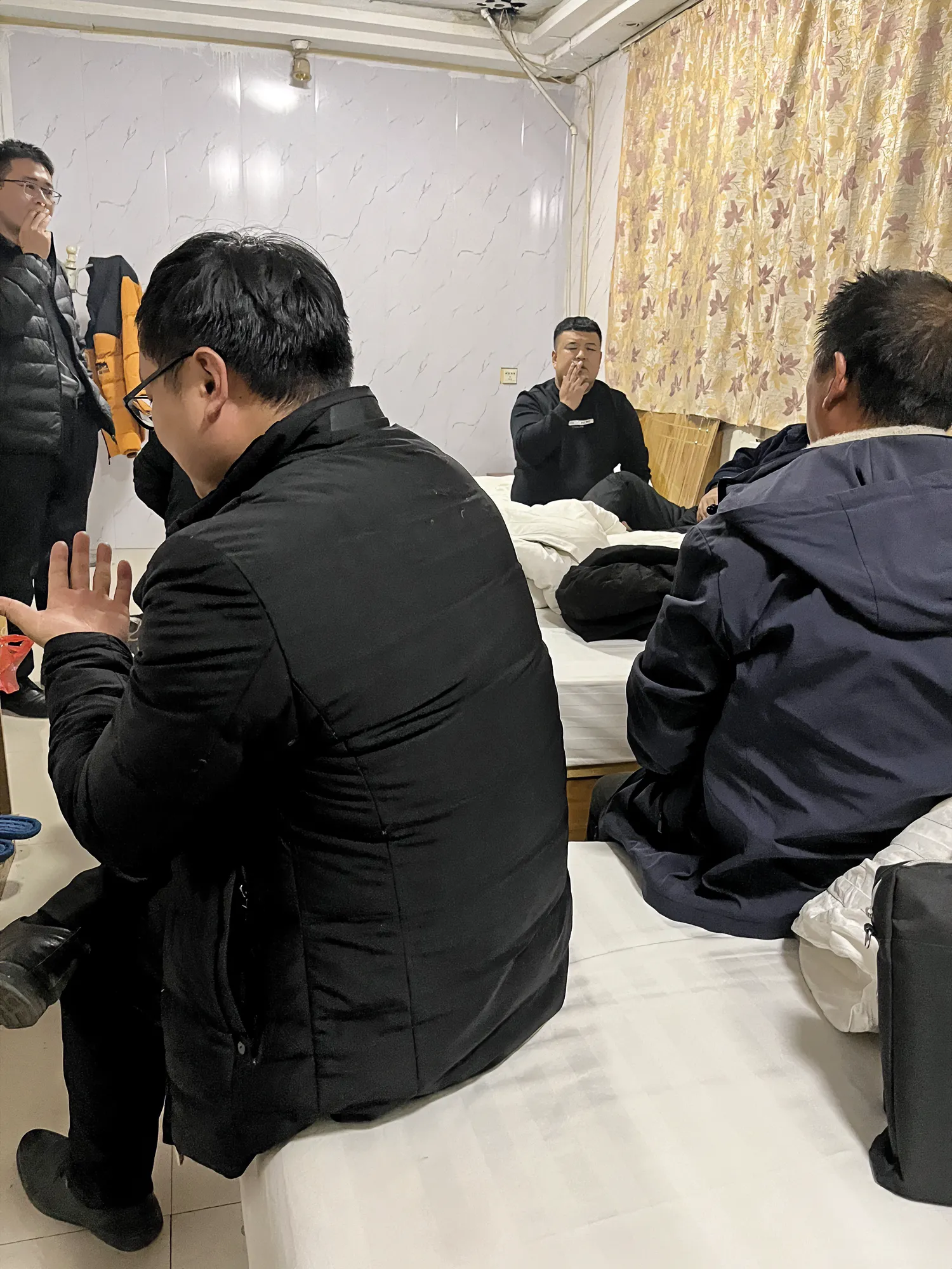 老公表弟出差死在小旅馆，老家人都来了，第一天怀着沉痛的心情大家七嘴八舌的回忆着表
