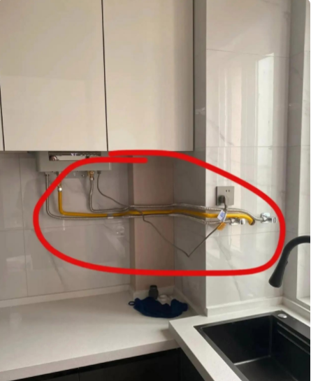 这热水器装的，算是这次装修最大的一个坑了吧！

而且是那种填都不能填的坑！水管和