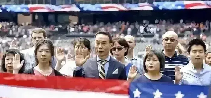 在美国，一场庄严的宣誓仪式正在进行，参加宣誓的主要是那些决定放弃中国国籍，选择成