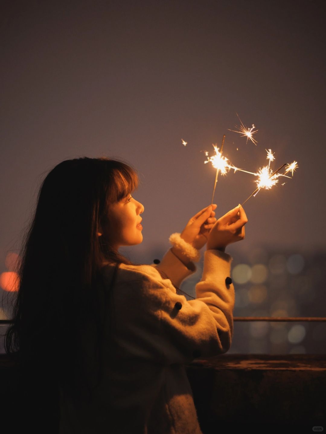 冬日的仙女棒很浪漫|带上你的朋友一起拍吧
模特小姐姐传送门@姚七七
🎆仙女棒真