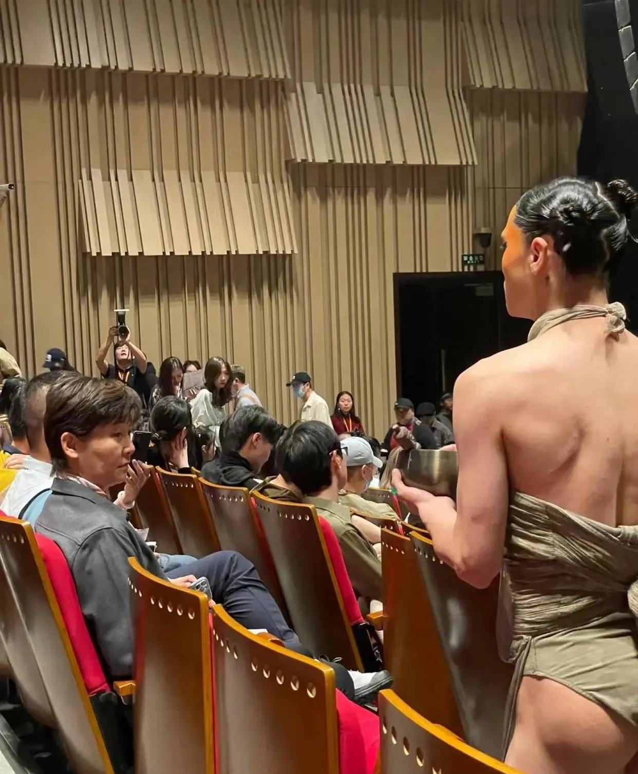 徐帆：这是什么造型？
