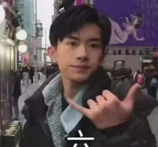 点开前：情侣聊天尺度能有多大啊

点开后：？？ ​​​
