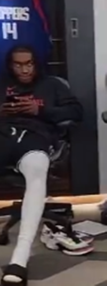 哈哈哈哈哈，这一幕可太有意思了......

哈登进船第1天，在更衣室里，他直接