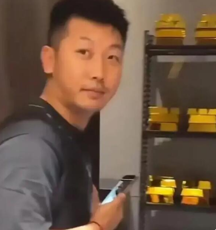 男演员回应家藏4吨黄金值20亿：是拍戏的样板间！近日，有网友发文称，男演员于洋家