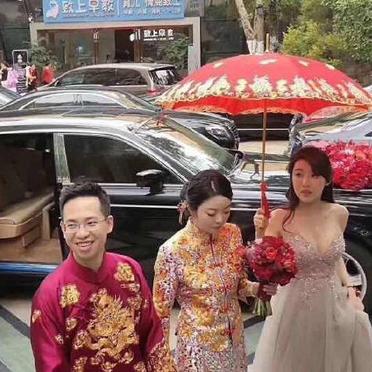 这伴娘多少有点喧宾夺主了