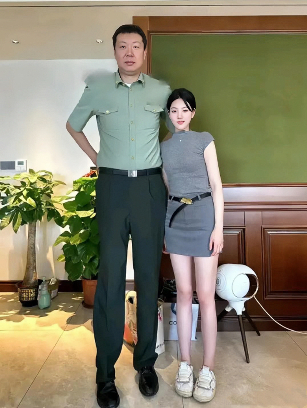 不要质疑您的眼睛，这是王治郅和二婚娇妻周蕾的近照。镜头下的男人足有二米一三高，高