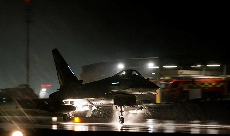 美伊冲突一触即发？美国“虚晃一枪”，却掉头对另一国动手了！美军在遭受3死40多伤