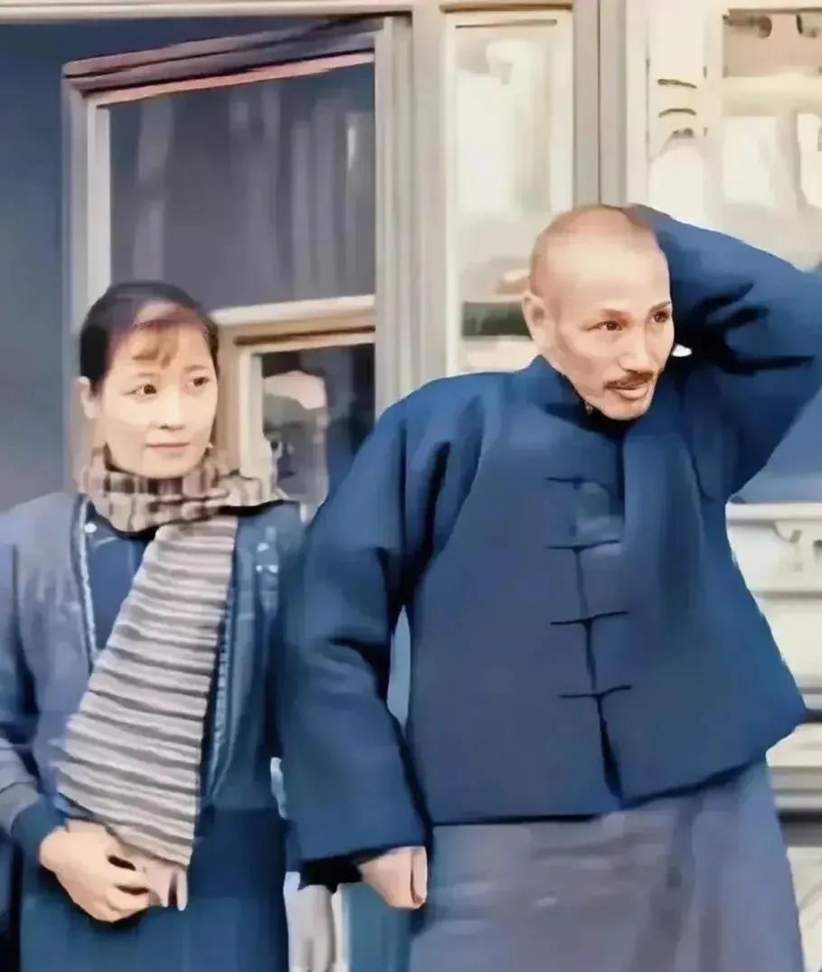 照片中才是真实的老蒋，大家不要以为老蒋有电视剧中那般飒爽与威严。其实，他的身上有
