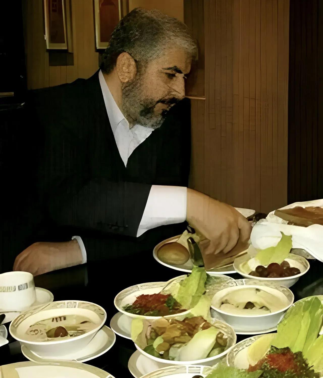 看看哈马斯的领导人的生活，这才是高手，真的把爱国做成了生意啊！住在远离加沙地带的