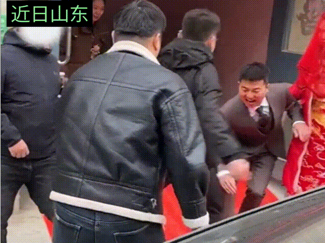 近日山东一对新人婚礼，新郎刚接新娘走出单元门，本来是一个开心的日子，没想到这个时