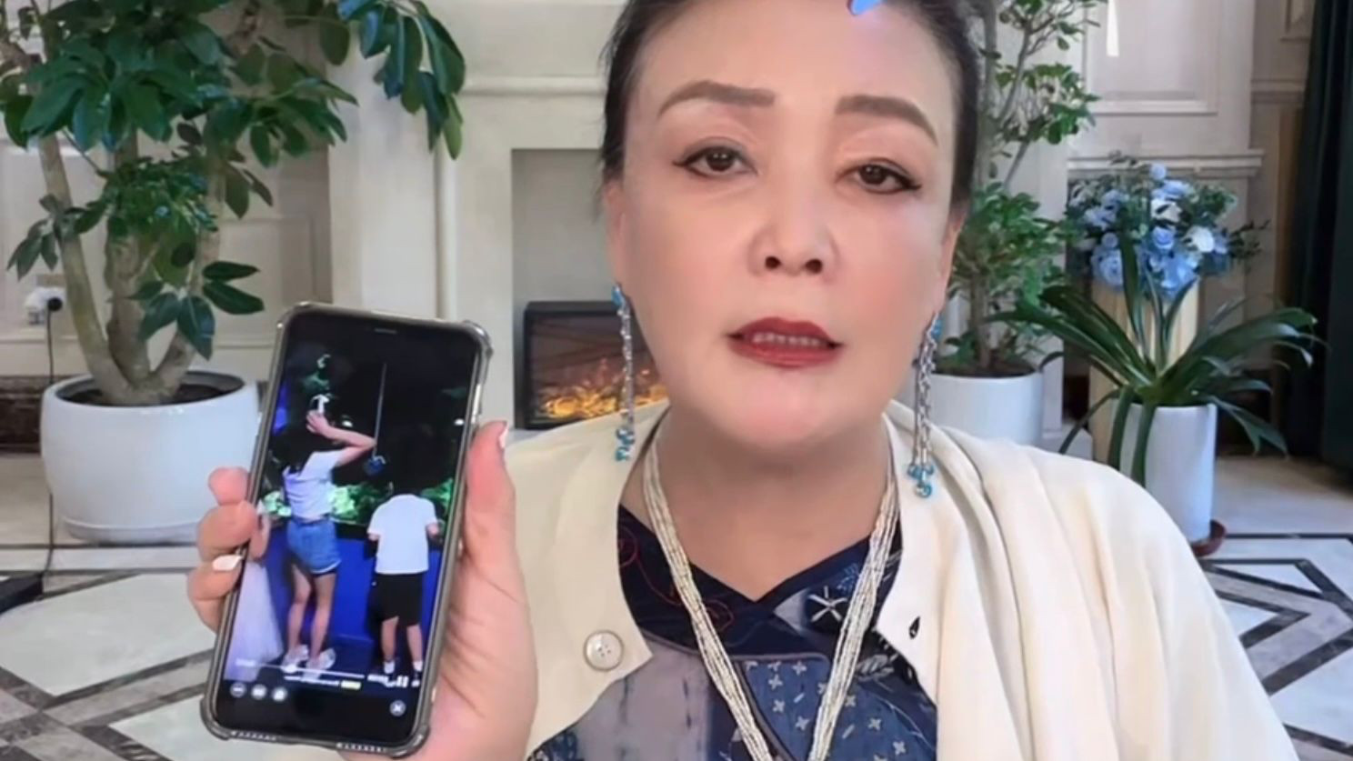 张兰晒孙子孙女游海洋馆画面, 汪希玥穿新裙子好漂亮, 汪小菲赢了