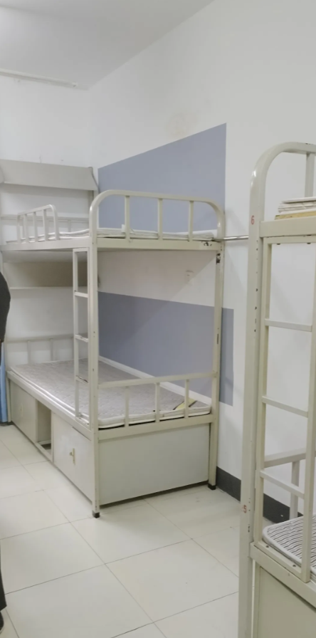 送女千里，终有一别。今晚闺女就要住在大学宿舍里了，万分不舍。偷偷哭了很久。我会在