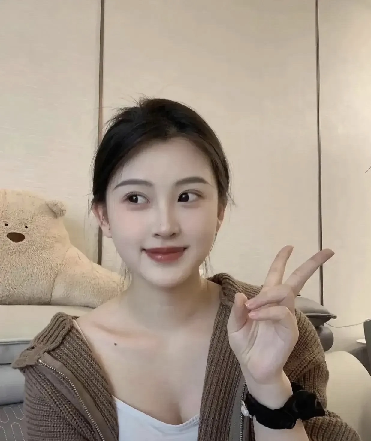 如何搞定一个女人？
·1.说话不要太正经。逗她开心惯她宠她。
·2.千万不要跟她