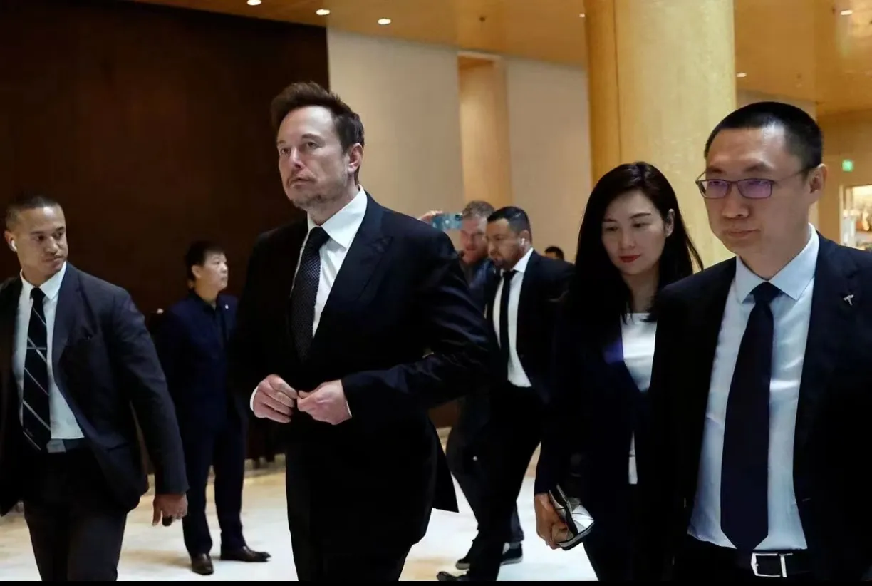 马斯克中国行，身边的男人，和身边的女人！朱晓彤带路，陶琳形影不离！

马斯克确实