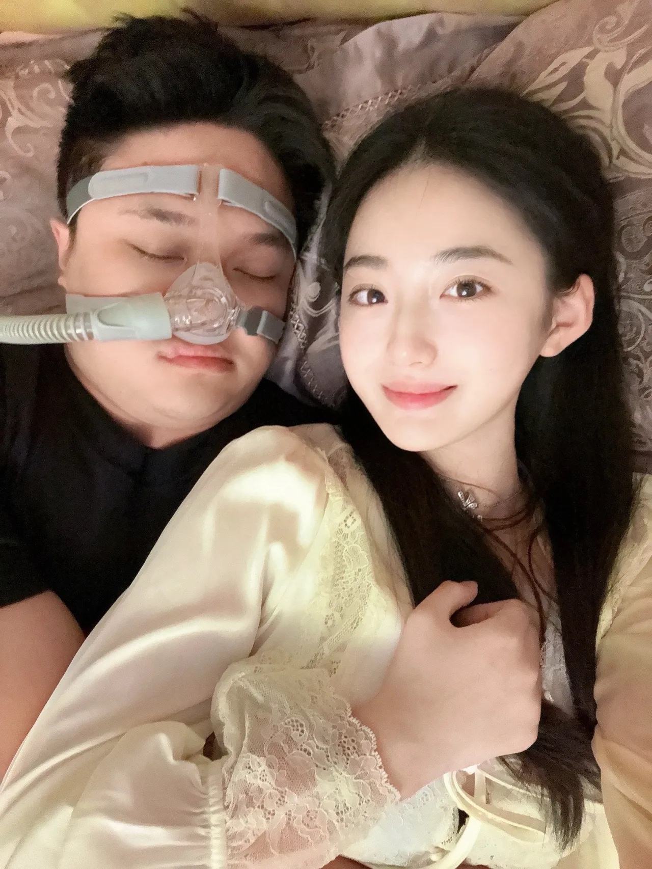 我认定真心瞬息万变 但那一刻 我看着你的脸 想过和你永远幸福
