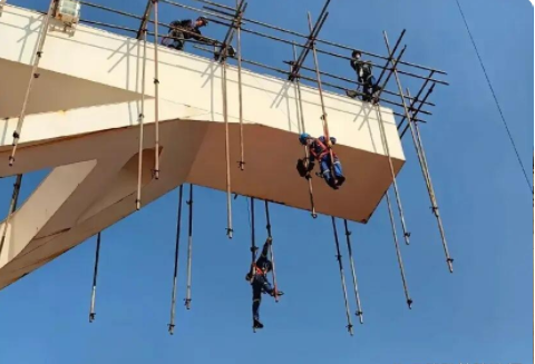 看到这图，腿都软了！！！

这应该是造船厂里面，这些人是船厂的架子工！

这是真