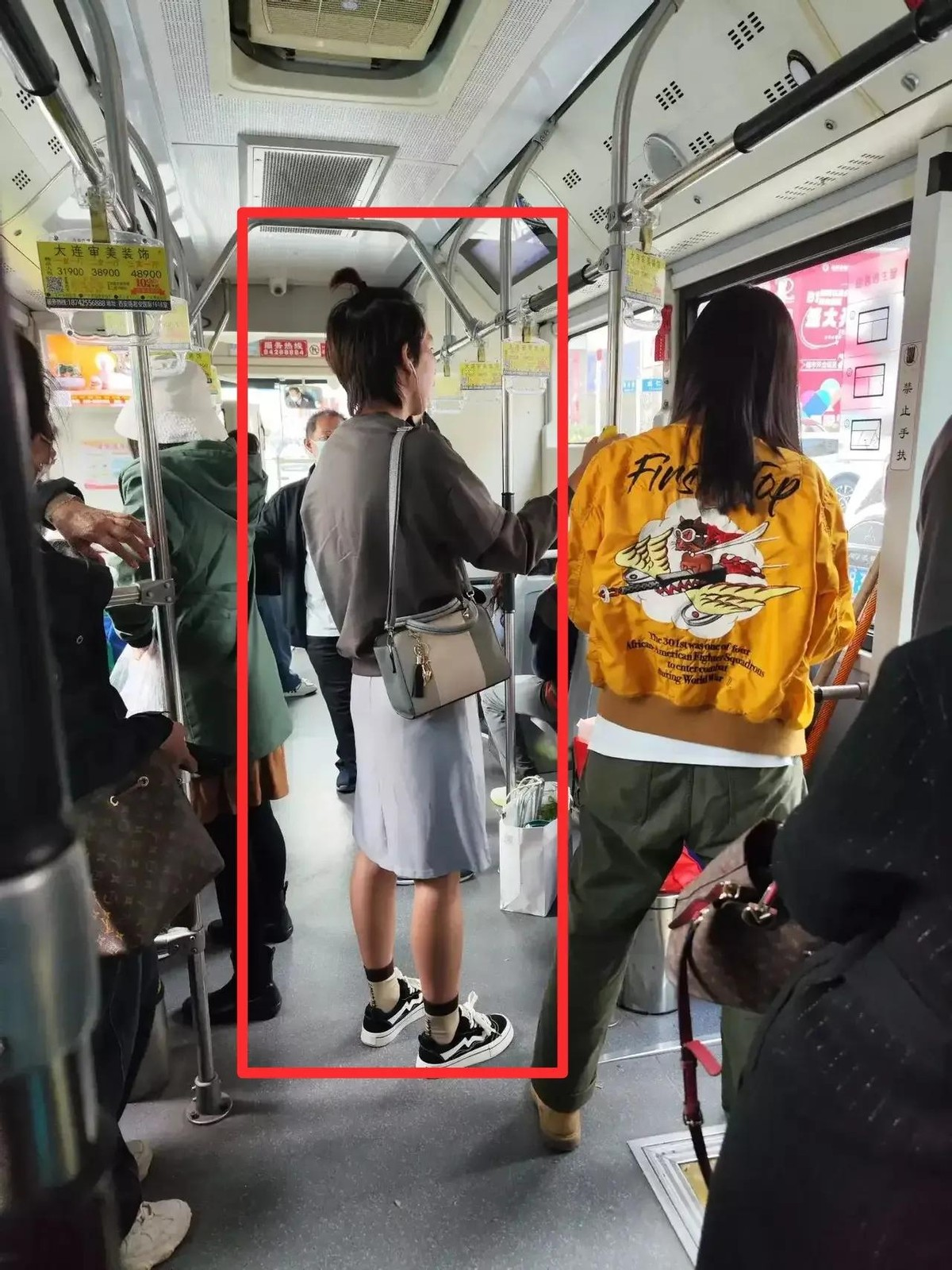 近日，一则关于大连地铁上的一位身着裙装、肩挎小女士包的神秘人物的照片在网络上引发