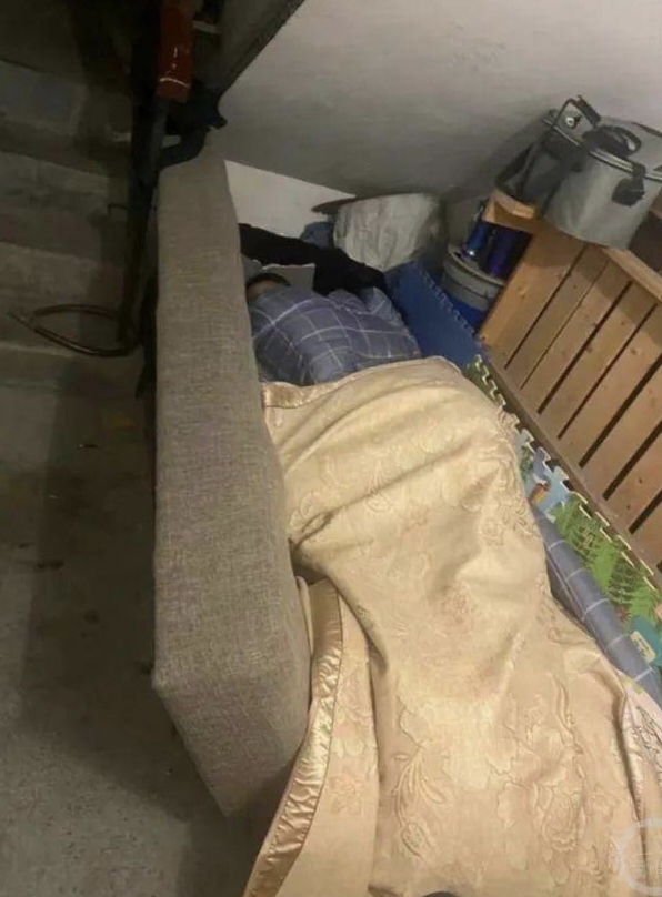 杭州小男孩睡楼道，后妈说是他自愿，你信吗？
一个小男孩在小区一楼的楼梯间打地铺过