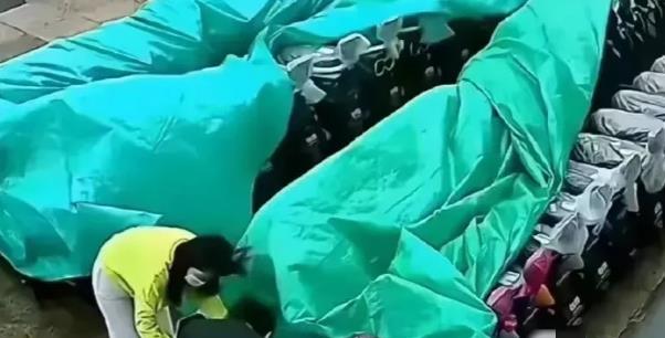 安徽一女子的电动车没电了，请求店主帮忙充电。店主看到女子不容易，答应了她的请求。