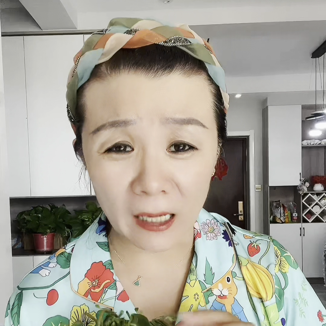 马齿苋和风油精的神奇搭配。我做梦也没想到，这个简单的搭配居然能解决我多年来膝盖蹲